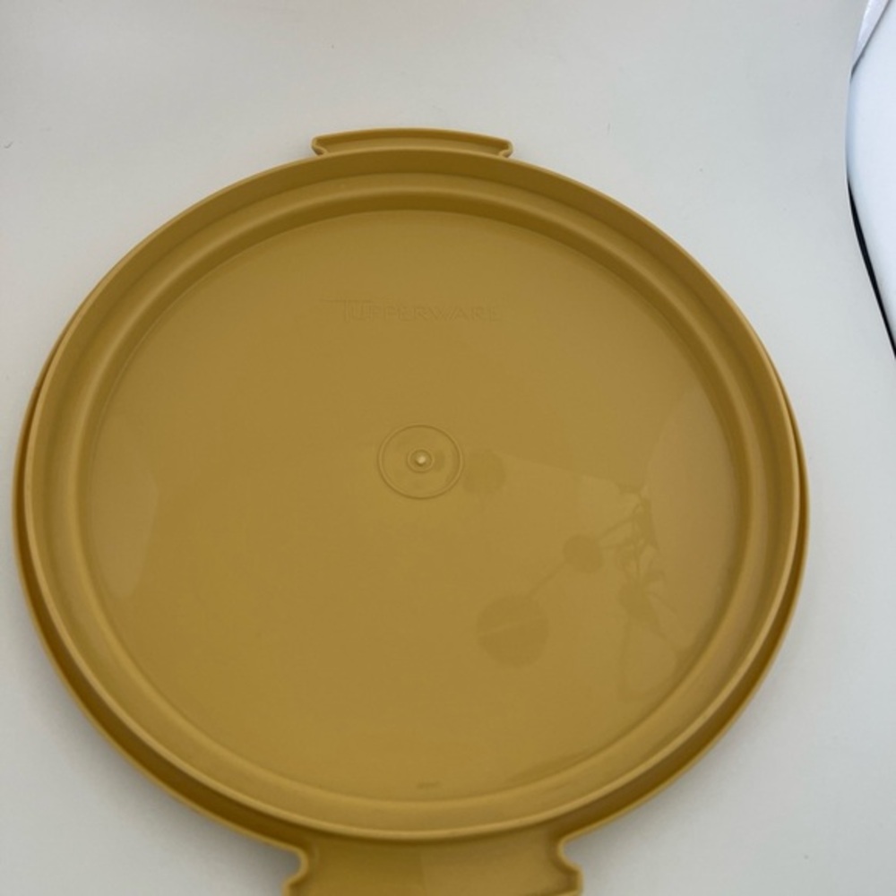 Vintage Tupperware #684-7 cake carrier bottom only